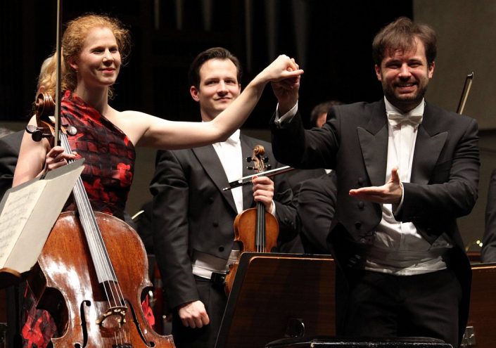 Geschafft: Harriet Krijgh und Dirigent Lukasz Borowicz genießen den Applaus. - © Matthias Gans