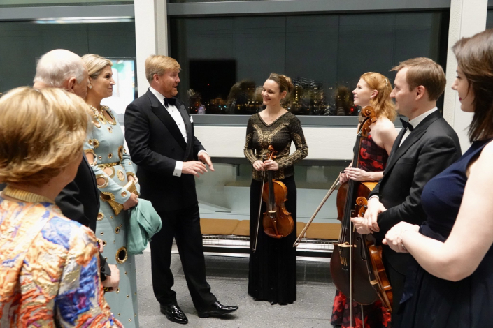 Staatsbezoek Noorwegen Koning Willem Alexander praat met celliste Harriet krijgh in Munchmuseum